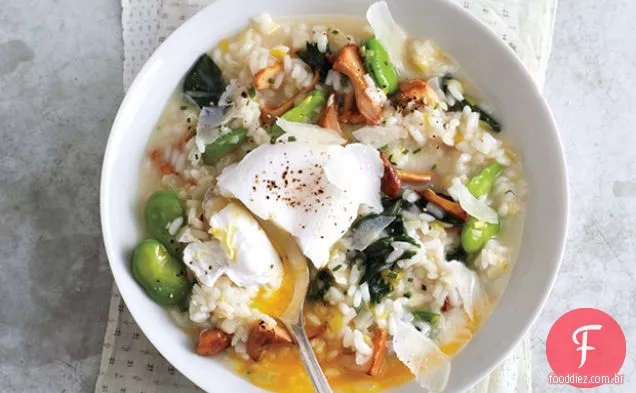 Risoto vegetal de primavera com ovos escalfados