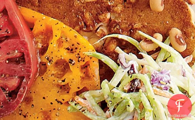 Bolos de ervilha de olhos pretos com tomates da herança e Slaw