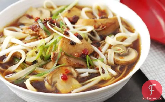 Sopa de macarrão de frango quente e azedo rápida e fácil