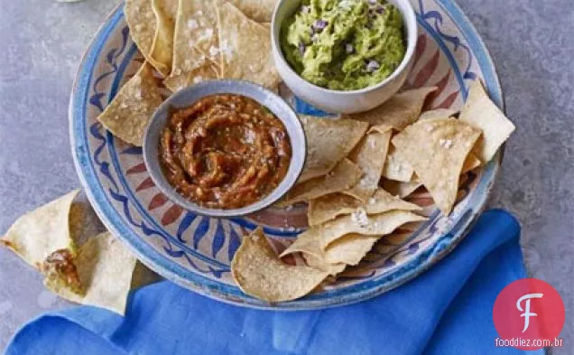 Tortilhas caseiras com molho de tomate guacamole e carbonizado