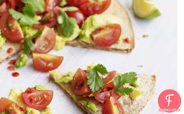 Queijo crocante e tortilhas guacamole