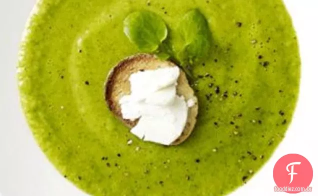 Agrião e sopa de aipo-rábano com croutons de queijo de cabra