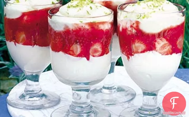 Creme de coco com morangos e limão