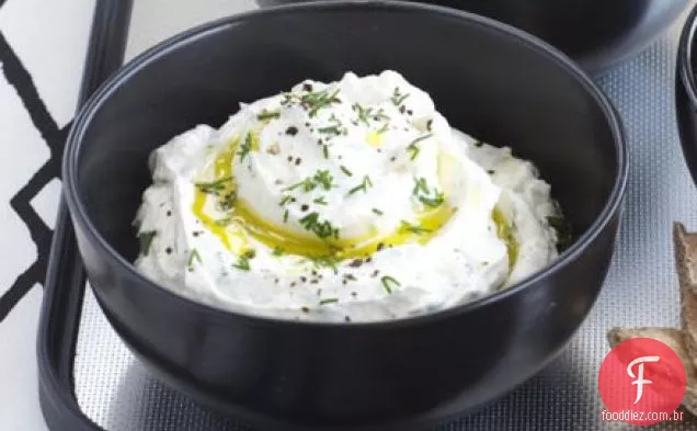 Iogurte grosso e molho de ervas