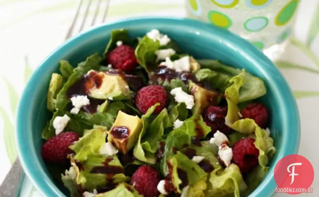 Salada de framboesa-abacate com vinagrete de framboesa