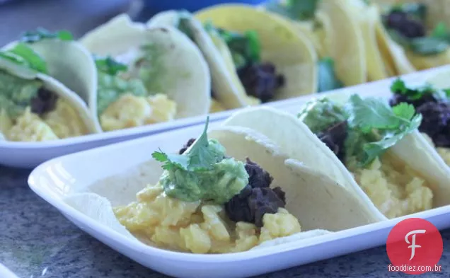 Rancheros Huevos Individuais Com Feijão Preto Chipotle E Creme
