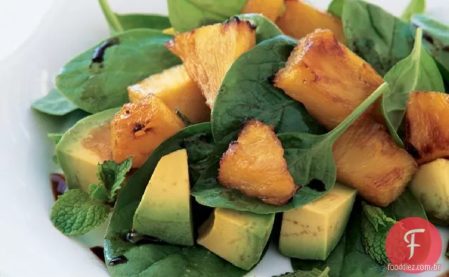 Salada de abacaxi e abacate assada