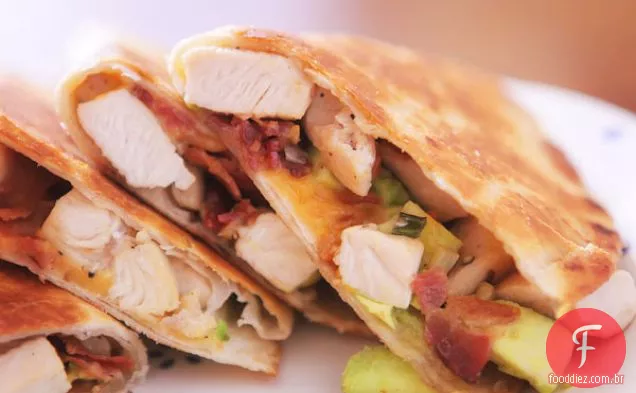 Frango Com Queijo, Bacon E Quesadillas De Abacate