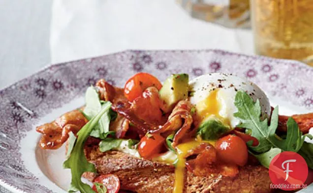 BLT Benedict com abacate-sabor de tomate
