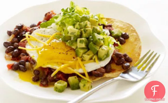 Huevos Rancheros Com Molho De Feijão Preto Chipotle E Salsa De Abacate