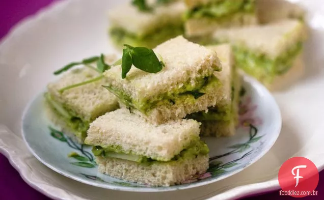 Sanduíches De Chá De Abacate De Pepino Com Endro E Hortelã