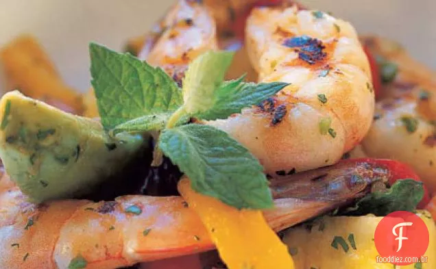 Frutas tropicais, abacate e salada de camarão grelhado