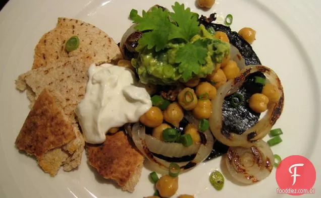 Bife De Cogumelo Portobello Com Feijão Garbanzo E Salsa De Abacate