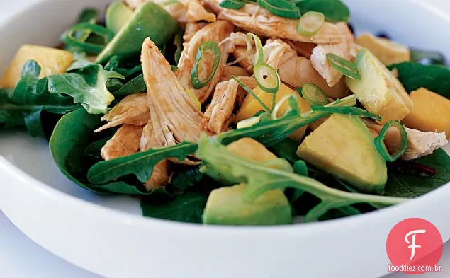 Salada picante de frango, abacate e manga