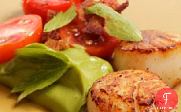 Vieiras Grelhadas Com Bacon, Tomate E Purê De Abacate