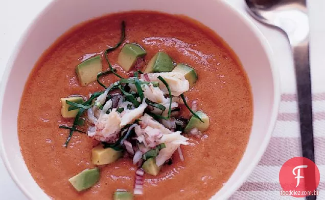 Sopa de tomate fresco com guacamole de caranguejo
