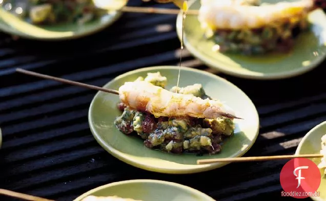 Brochettes de camarão com salada de abacate e coentro