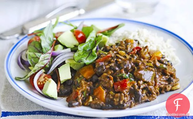 Chilli beef com feijão preto e salada de abacate