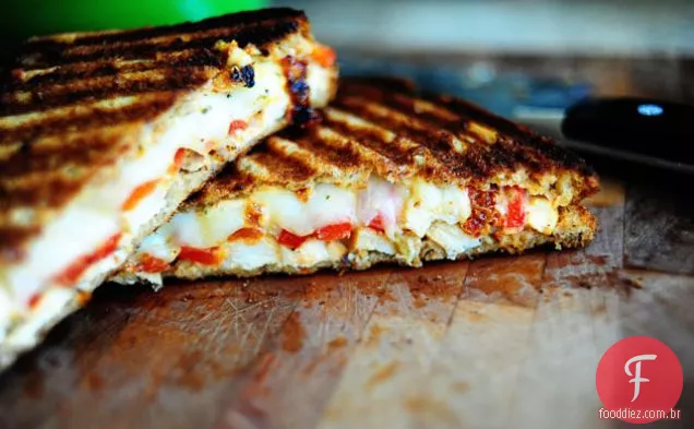 Frango grelhado e Panini de pimenta vermelha assada