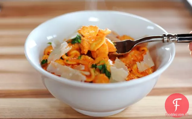 Macarrão com molho de pimenta vermelha assada