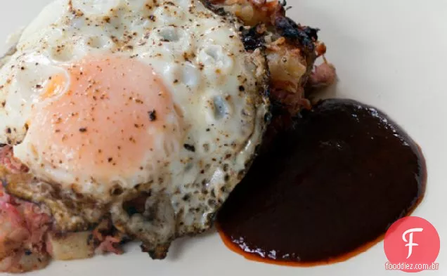 Hash De Carne Enlatada Com Ovos E Ketchup De Pimenta Vermelha Assada