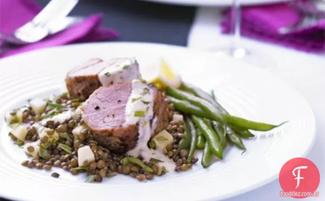 Filé de porco mostarda com lentilhas de maçã e aioli de ervas