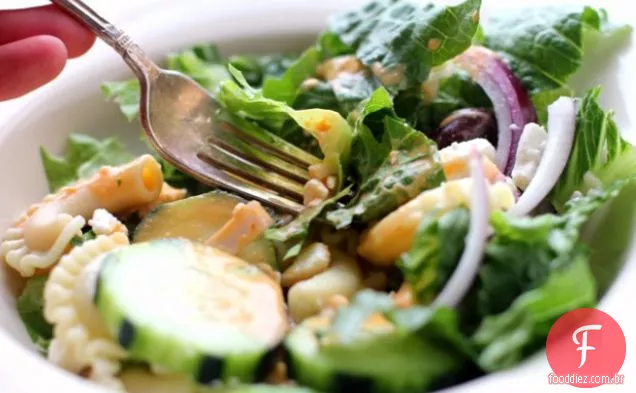 A Salada Mediterrânea Perfeita Com Pimenta Vermelha Assada Cremosa