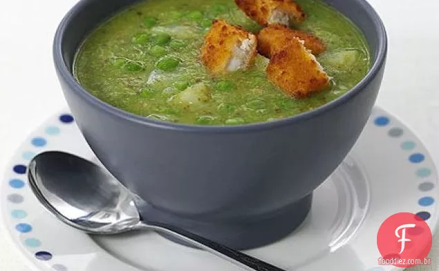 Sopa de ervilha e pesto com croûtons de dedo de peixe