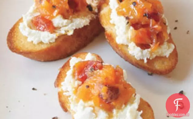Crostini De Queijo De Cabra Com Laranja De Sangue E Marmelada De Pimenta Preta