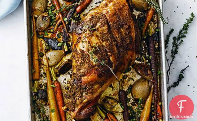 Perna de cordeiro assada lentamente com vegetais de Primavera