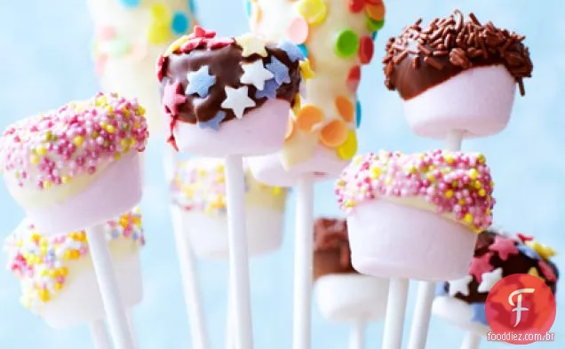 Marshmallows mergulhados em chocolate