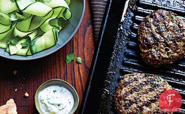 Rissóis Kefta de carne com salada de pepino