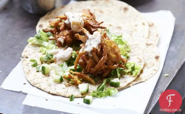 Cebola e butternut bhajis com rotis, manga raita e salada de hortelã