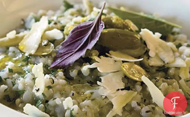Pilaf de arroz integral com azeitonas verdes e limão