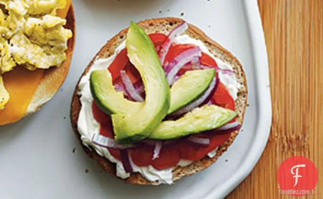 Queijo creme, tomate, cebola roxa e Bagel de abacate