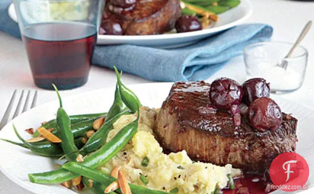 Bifes grelhados com vinho tinto-molho de cereja