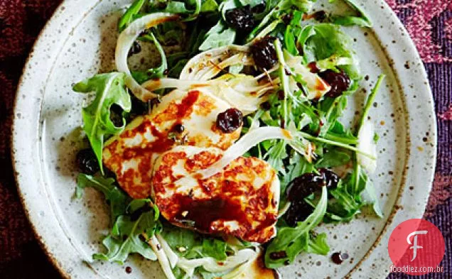Salada de rúcula e Halloumi com molho de melaço de romã