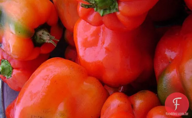 Cozinhe o livro: Mousse de pimenta vermelha com torradas de alho