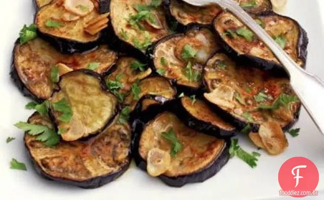 Beringelas com molho de alho e ervas