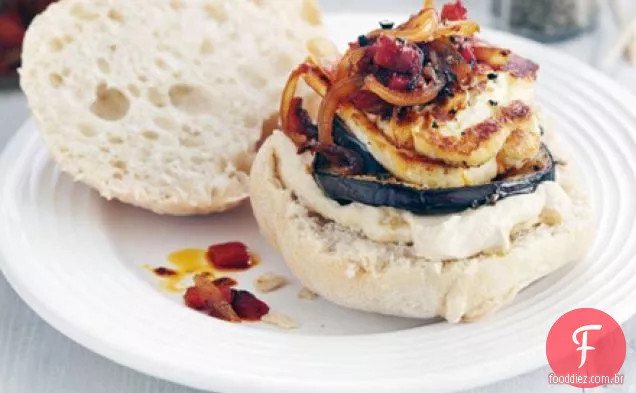 Hambúrgueres Halloumi beringela com harissa relish