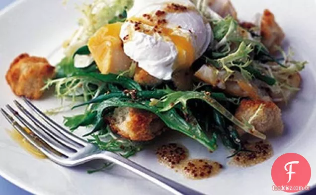 Salada de haddock defumada com ovos escalfados e croûtons