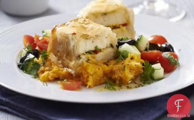 Pacotes Halloumi de gergelim com purê de tahine de batata doce e salada de ervas picadas
