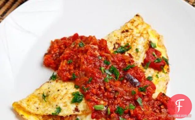 Salsicha italiana e omelete de pimenta vermelha assada coberta com molho Marinara