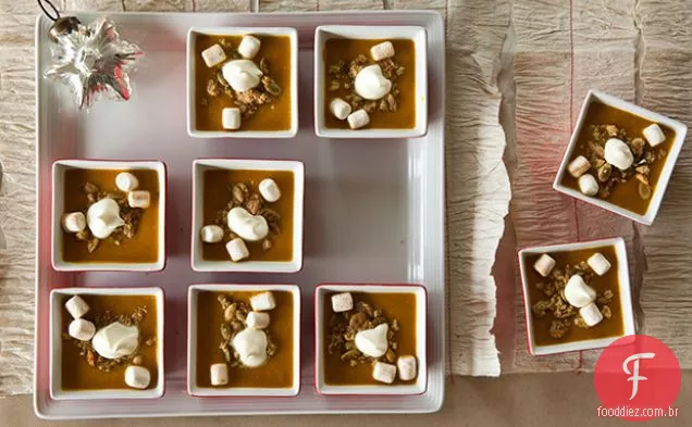 Sopa de torta de abóbora saborosa com Marshmallows de canela, Pepita Streusel e creme batido Fraîche