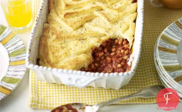 Feijão esfumaçado, bacon e pão eggy assar