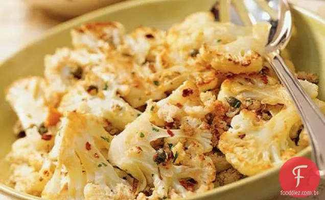 Couve-flor assada com alcaparras e migalhas de pão