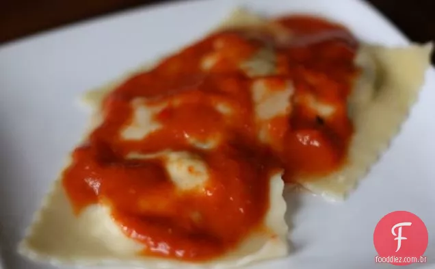 Ravioli De Queijo De Cabra Com Molho De Pimenta Vermelha Assada