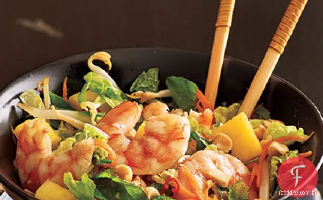 Salada de camarão limão com brotos de feijão e manjericão tailandês