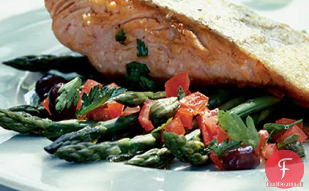 Peixe de pele crocante com aspargos