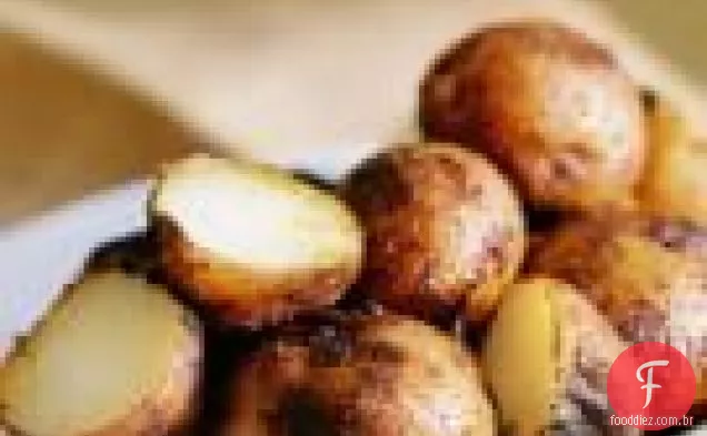 Batatas Novas Grelhadas Com Uma Crosta De Pimenta Vermelha